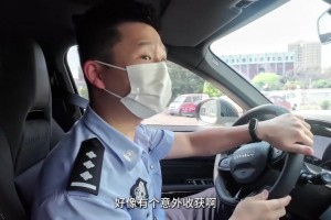 孝警阿特抓到一輛非法改裝車(chē)，車(chē)主將車(chē)標(biāo)&輪轂換成科比Logo